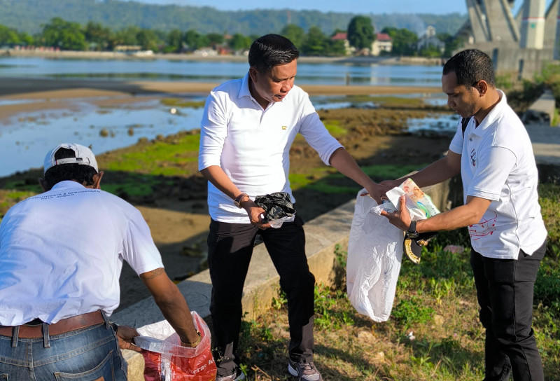 ASN Pemkot Ambon Lakukan Aksi Bersih Pantai