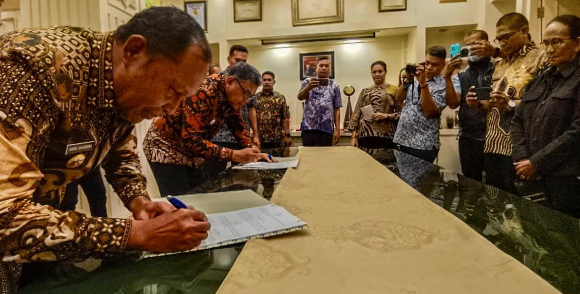 Kendalikan Inflasi, Pemkot – Pemkab Malteng Teken MoU