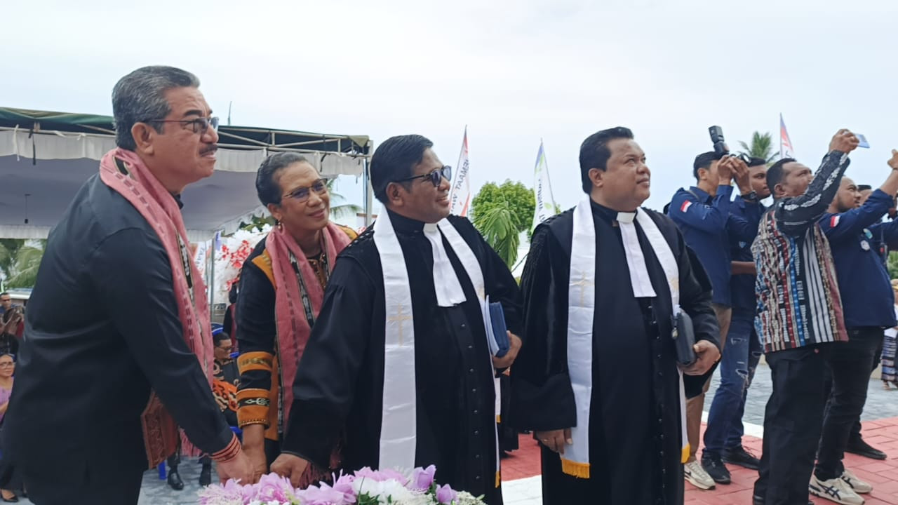 Hadiri Pentahbisan Gereja Lywan Soru Jemaat GPM Watidal KKT Ini Harapan Gub