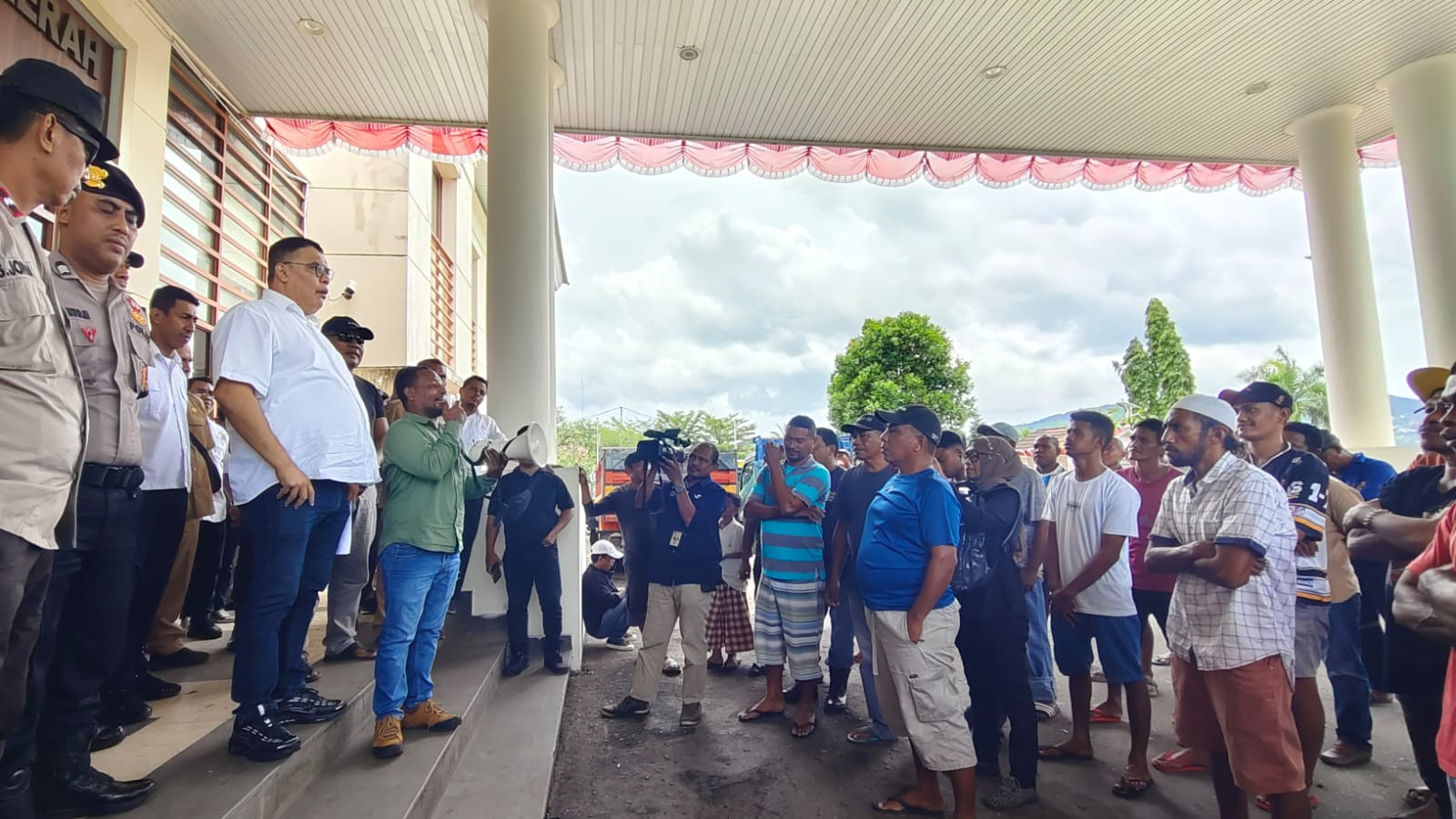 Demo Sopir Dump Truck di DPRD Maluku: Penutupan Galian C Dinilai Ancam Ekonomi Rakyat