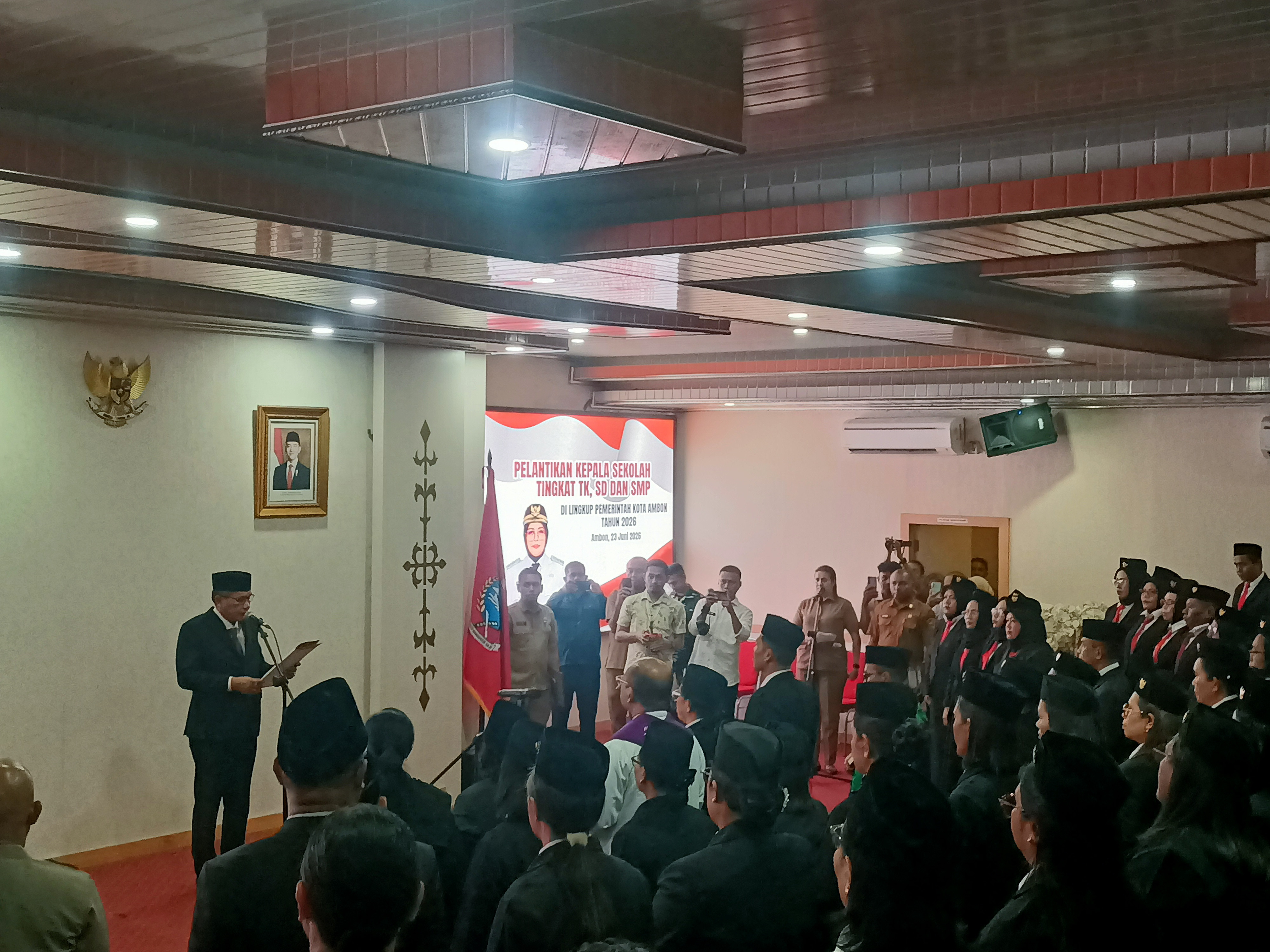 Lantik Kepala Sekolah TK, SD, SMP, Wali Kota Ambon Tekankan Integritas dan Profesionalisme