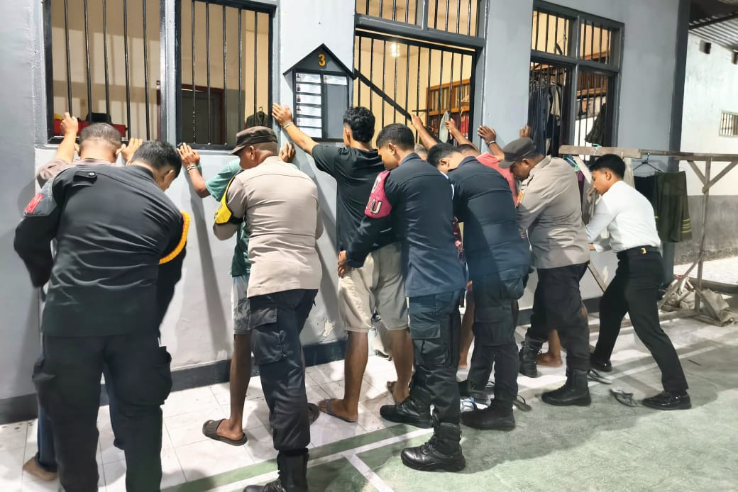 Perketat Pengamanan Akhir Tahun, Lapas Wahai Gandeng Polsek Geledah Hunian