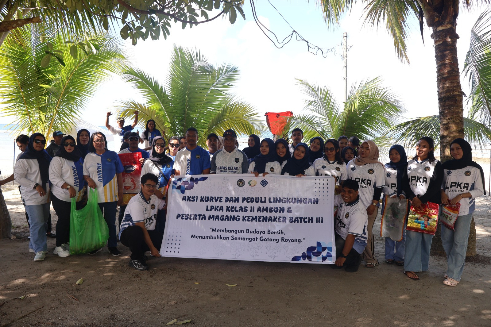 LPKA Ambon Gelar Bakti Sosial di Pantai Tial, Tutup Magang Kemnaker Batch III dengan Penyerahan Sertifikat