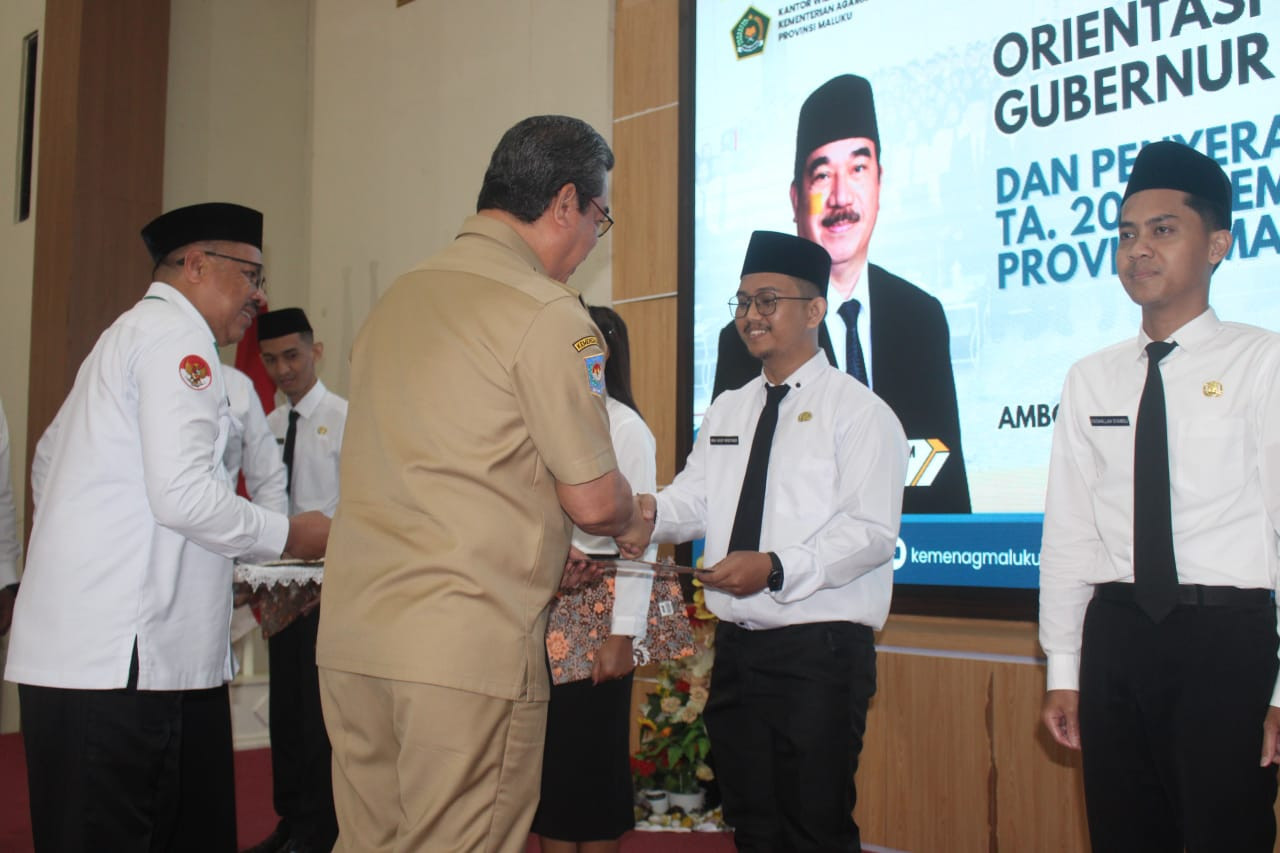 Lewerissa Serahkan 99 SK CPNS Lingkup Kanwil Kemenag Provinsi