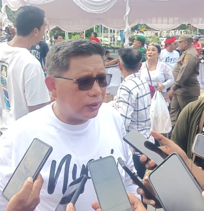 Wali Kota Ambon Lepas Penyaluran Bantuan Pangan Jelang Idul Fitri