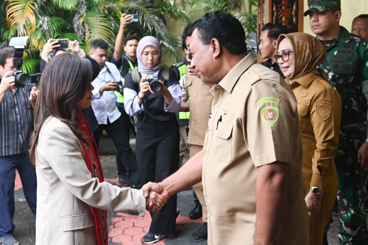 Wagub Maluku Sambut Kedatangan Menteri KOMDIGI