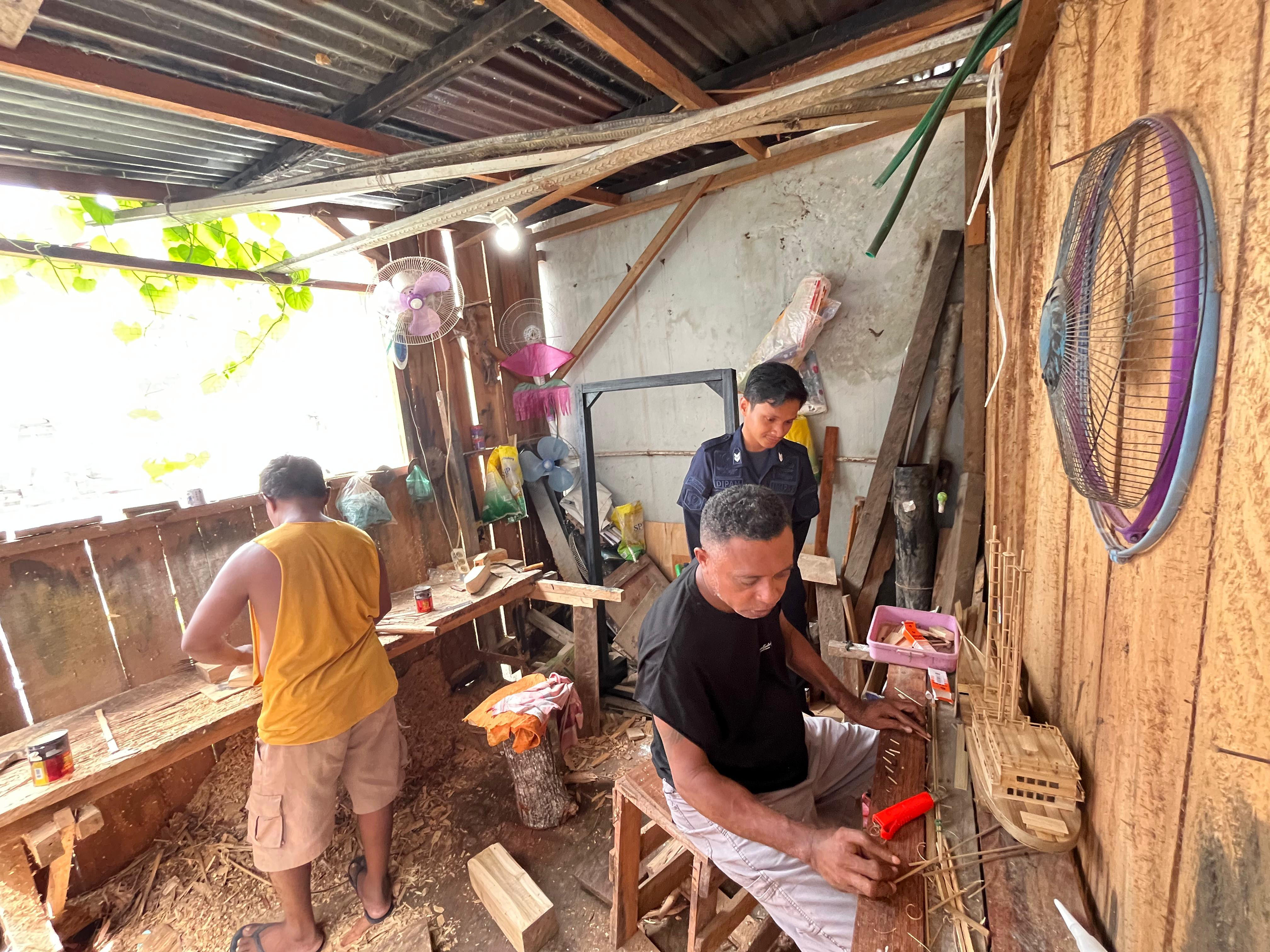 Sulap Limbah Kayu Jadi Replika Kapal Pinisi, Warga Binaan Lapas Wahai Tunjukkan Kreativitas Tinggi