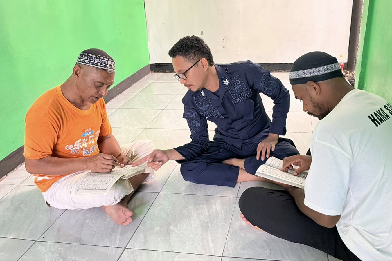 Belajar Huruf Hijaiyah dari Dasar, Warga Binaan Lapas Wahai Antusias Ikuti Pembinaan Rohani