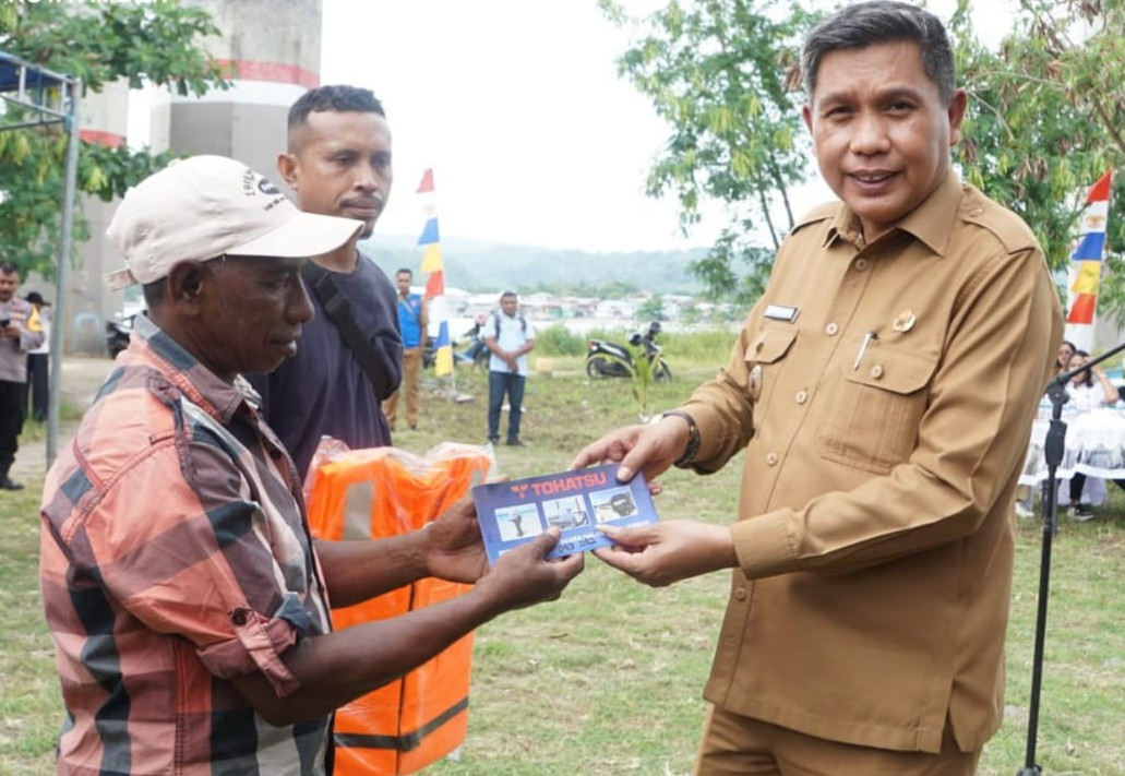 Serahkan Bantuan Kelompok Nelayan, Ini Harapan Wattimena