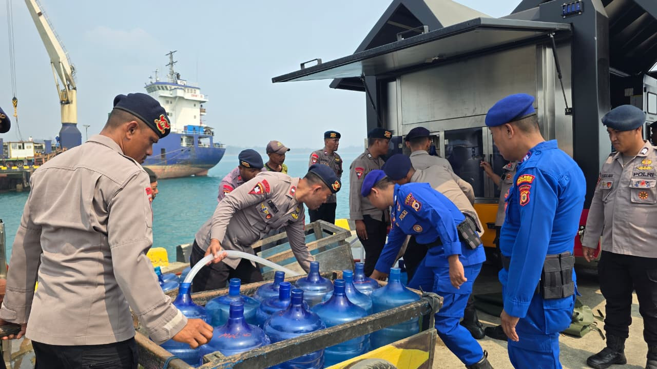 Polisi Hadir untuk Warga, Brimob Maluku Distribusikan 5.000 Liter Air Bersih di SBT
