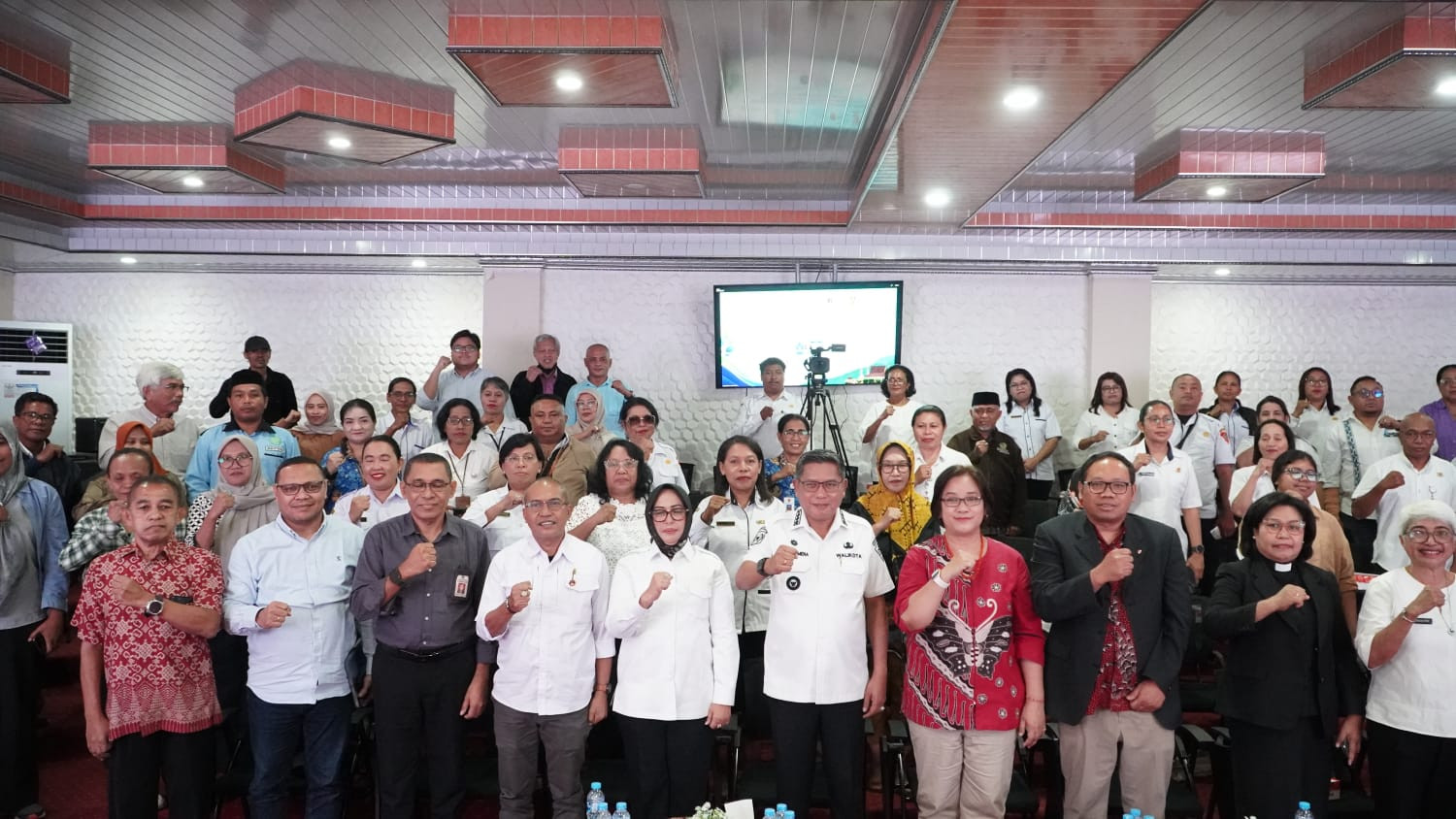 Pemkot Ambon Mulai Program Inovasi Pengelolaan Sampah Plastik Berbasis Masyarakat