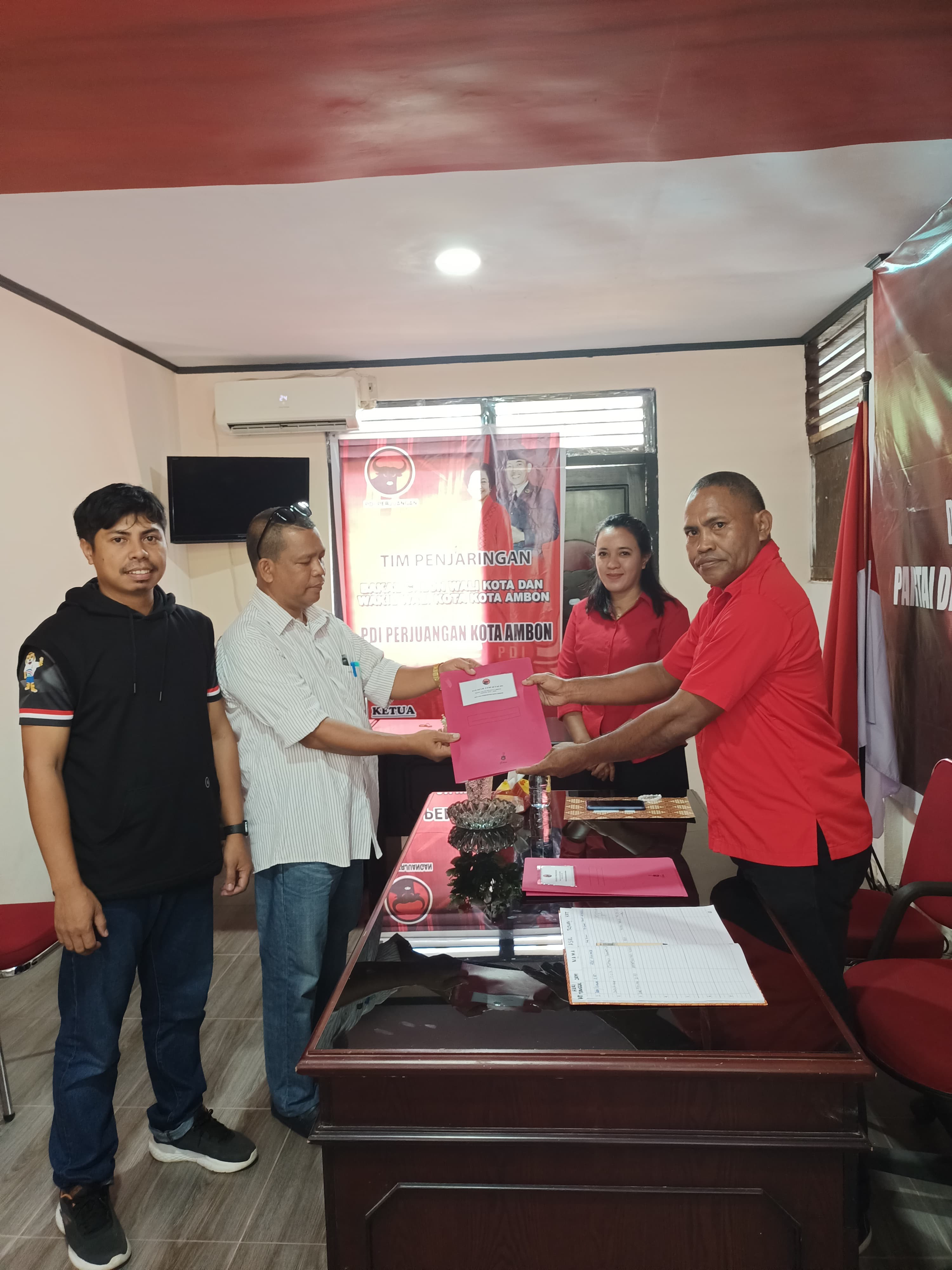 Time SAGU Ambil Formulir Pendaftaran Sebagai Calon Walikota Ambon