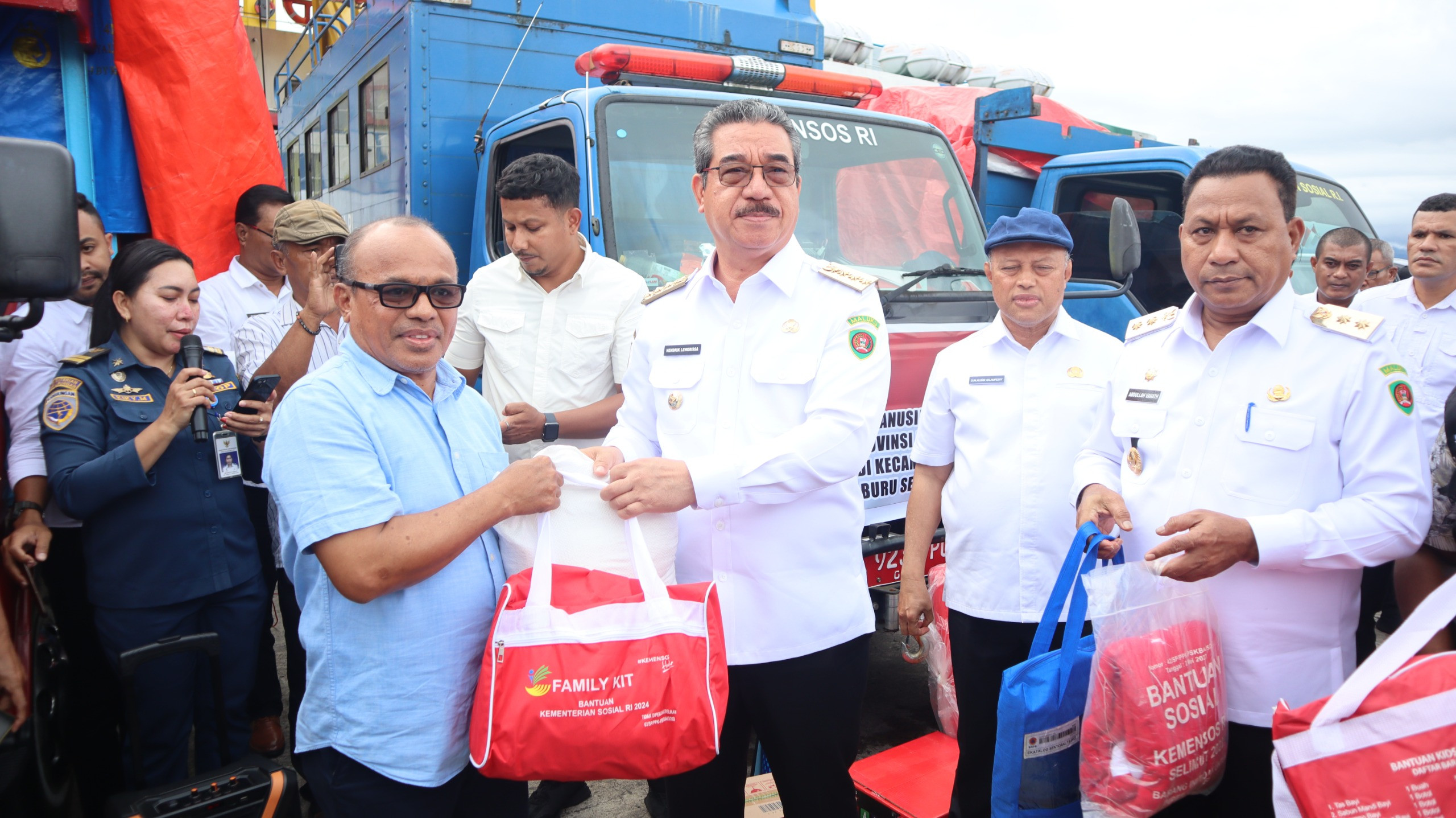 Gubernur Dan Wagub Salurkan Sejumlah Bantuan Korban Banjir Bandang