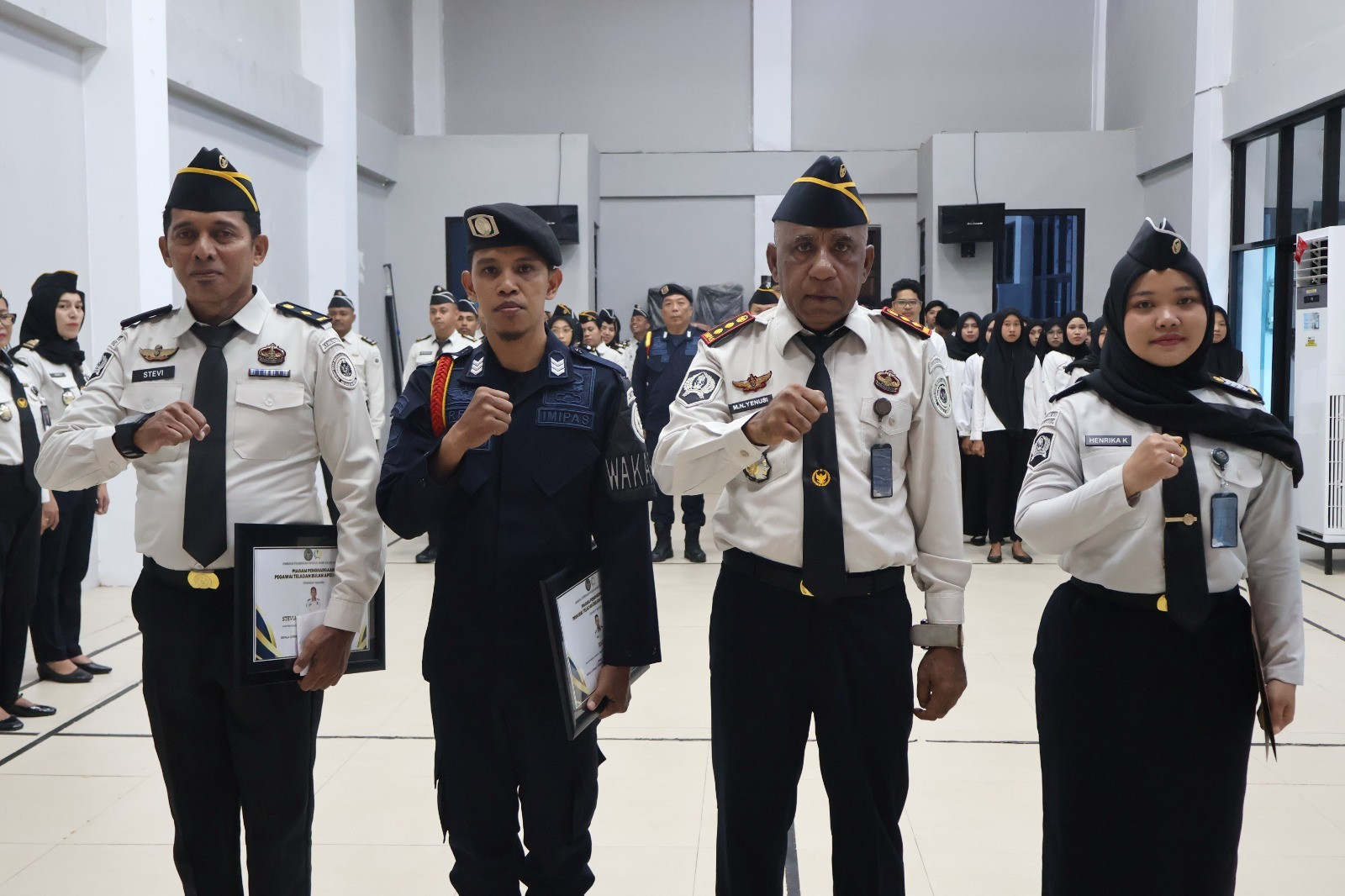 LPKA Ambon Beri Penghargaan Pegawai Teladan dan Kenaikan Pangkat dalam Apel Pagi