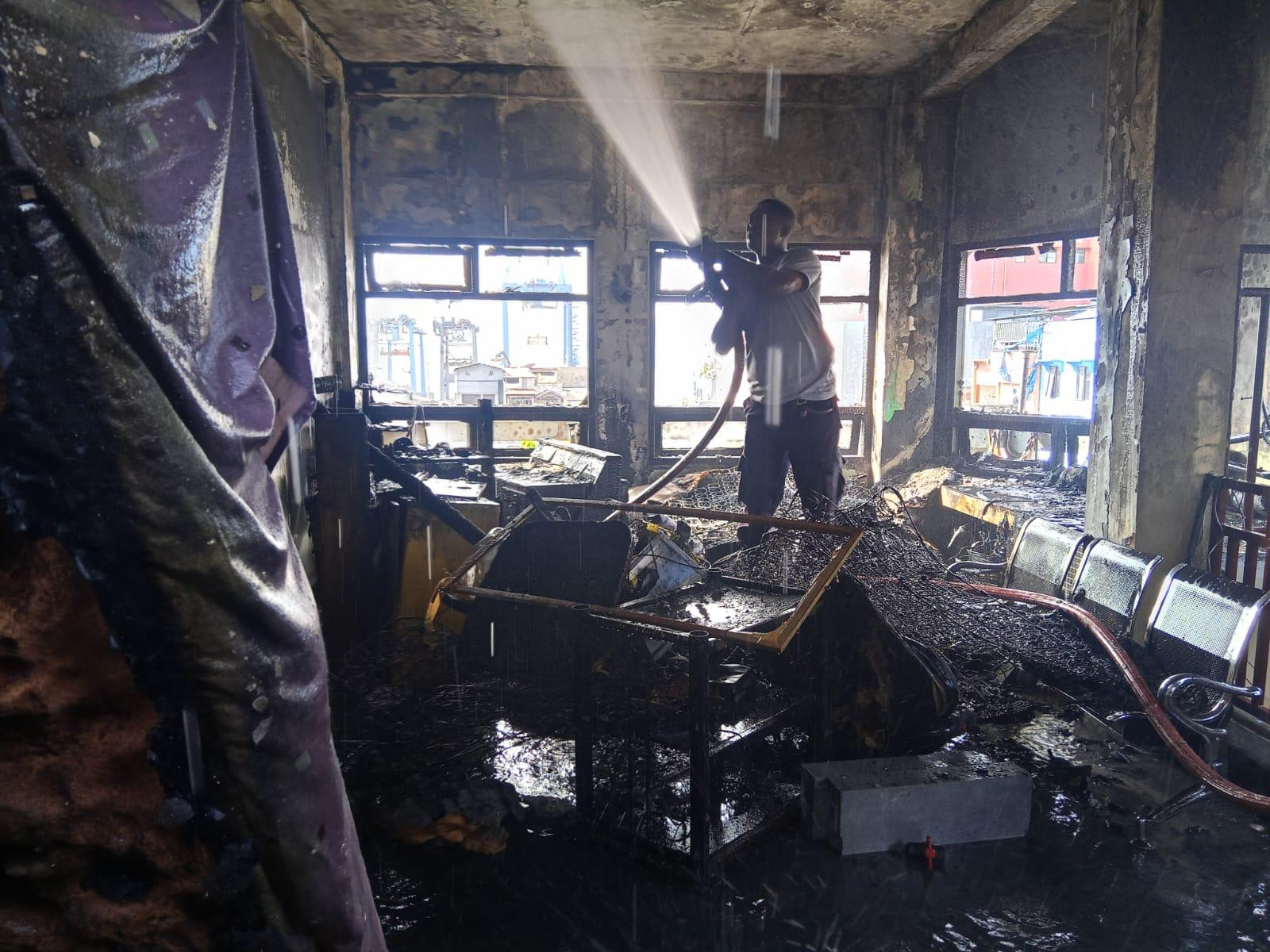 Api Melanda Ruko di Jalan Yos Sudarso Ambon, 65 Personel Damkar Dikerahkan