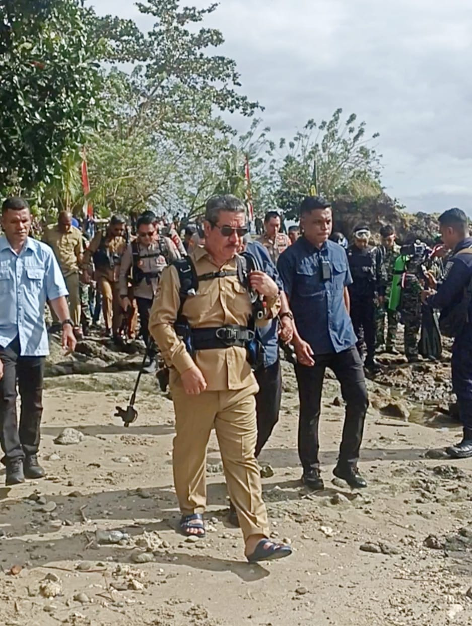 Kumandangkan Kejayaan Maritim Indonesia, Lewerissa Kibarkan Merah Putih Di Laut Tuhelu