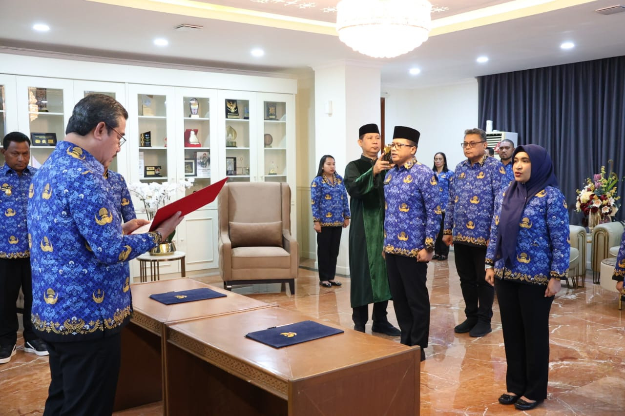 Gubernur Maluku Lantik Kepala BPKAD dan Pejabat PUPR, Tekankan Profesionalisme dan Kinerja