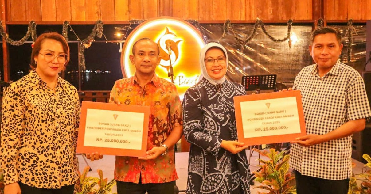 Wattimena Serahkan Bonus Kontingen Pesparani dan Lasqi
