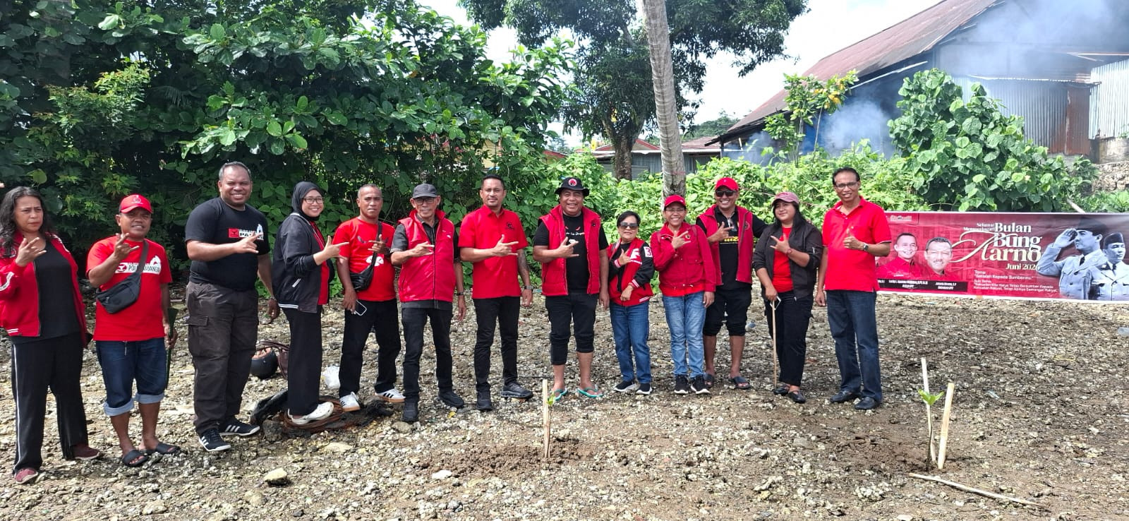 PDI Perjuangan Tanam 1.000 Mangrove di Teluk Baguala untuk Lindungi Pesisir Ambon
