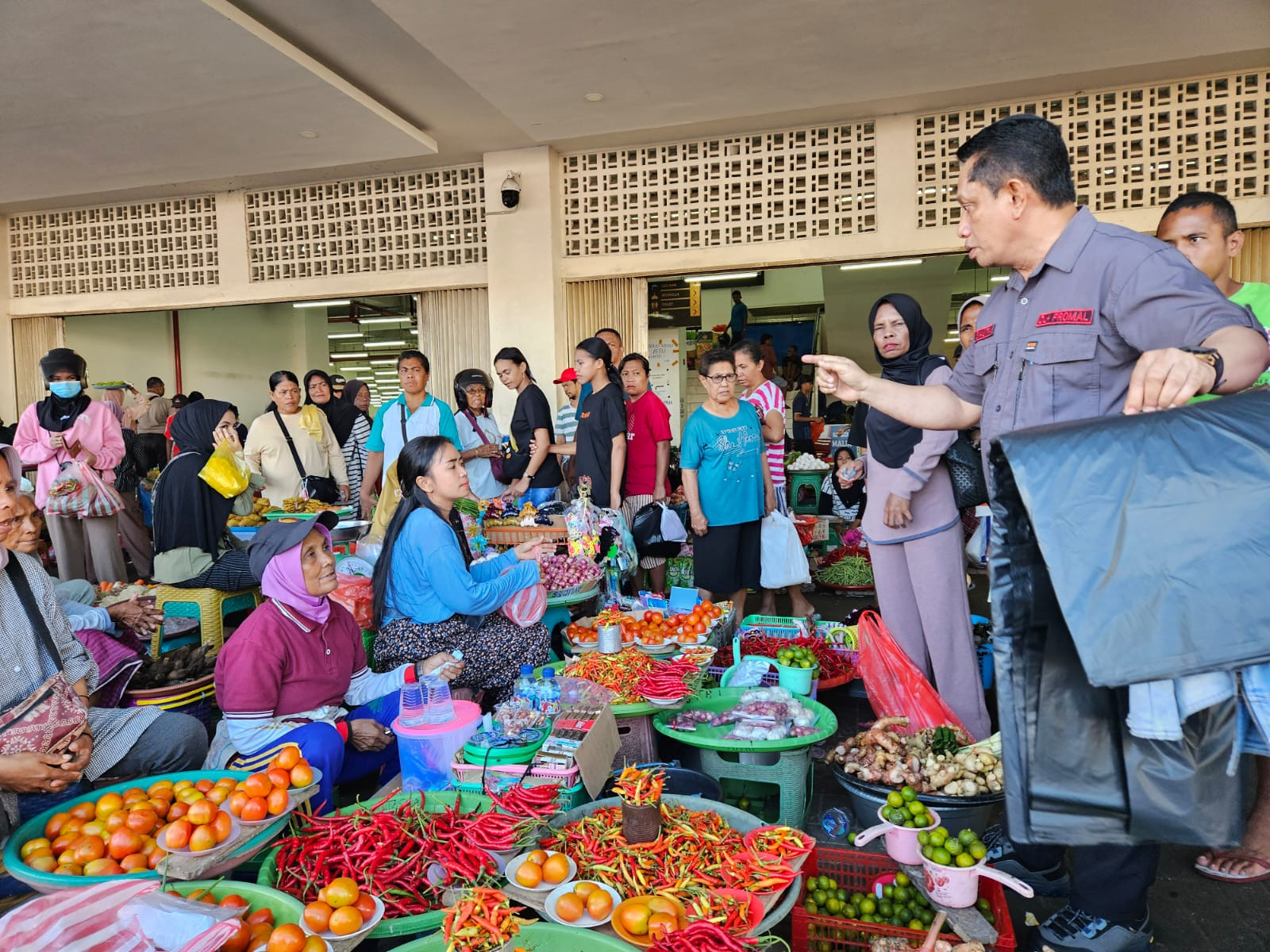 Wujud Kepedulian Terhadap Lingkungan, DLH Provinsi Lakukan Gerakan Pembagian Kantong Sampah