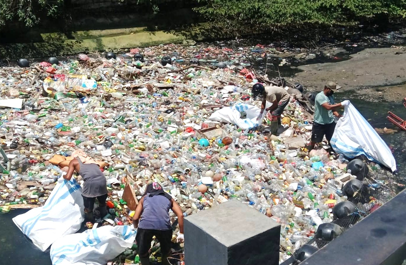 Wattimena Soroti Sampah di Sungai Waitomu, Ajak Warga Selamatkan Teluk Ambon