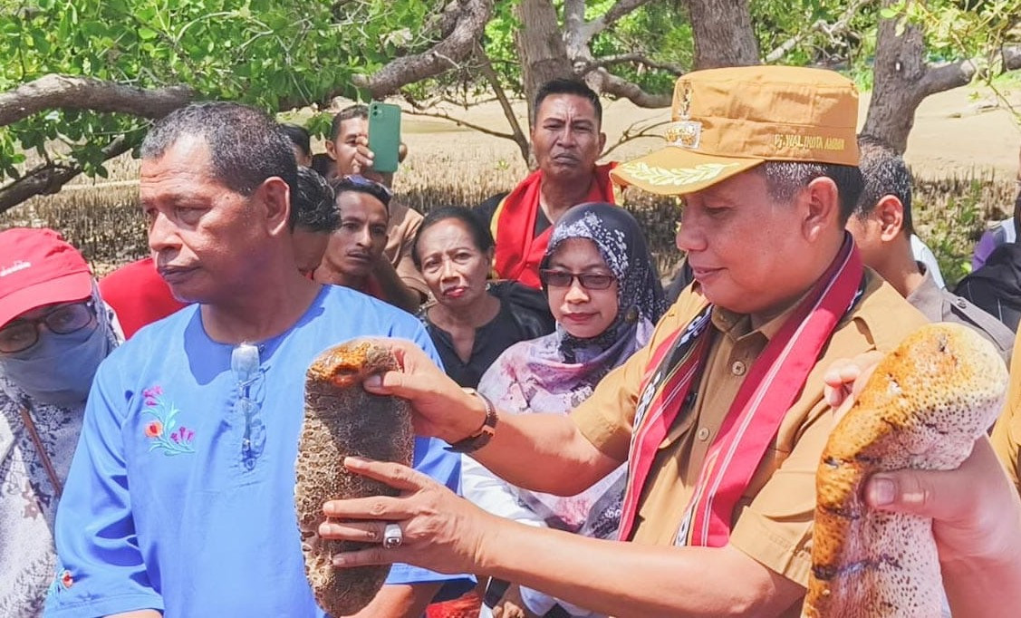 Wattimena Hadiri Buka Sasi Laut Negeri Rutong