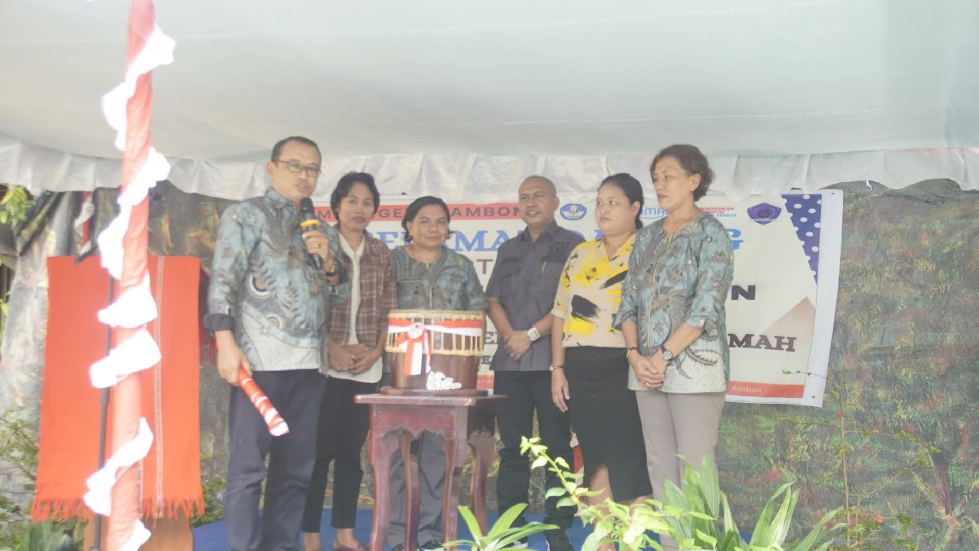 Gaspersz Wakili Orang Tua Serahkan Siswa Baru Ke SMP Negeri 4 Ambon