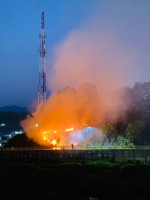 Kebakaran Sampah Merembet ke Hutan di Karang Panjang Ambon, Damkar Kerahkan Dua Armada